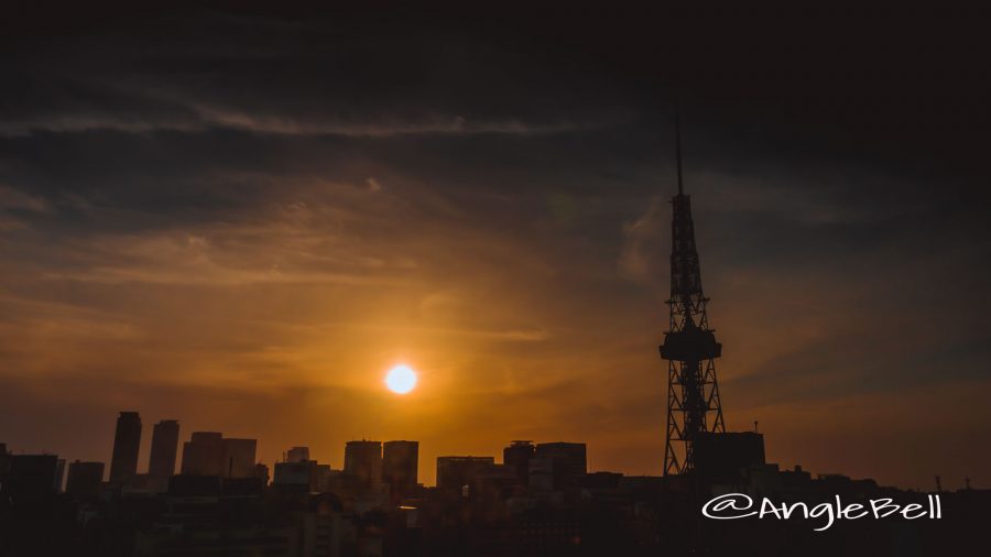 愛知芸術文化センター 11F展望回廊から見る名古屋テレビ塔と夕日