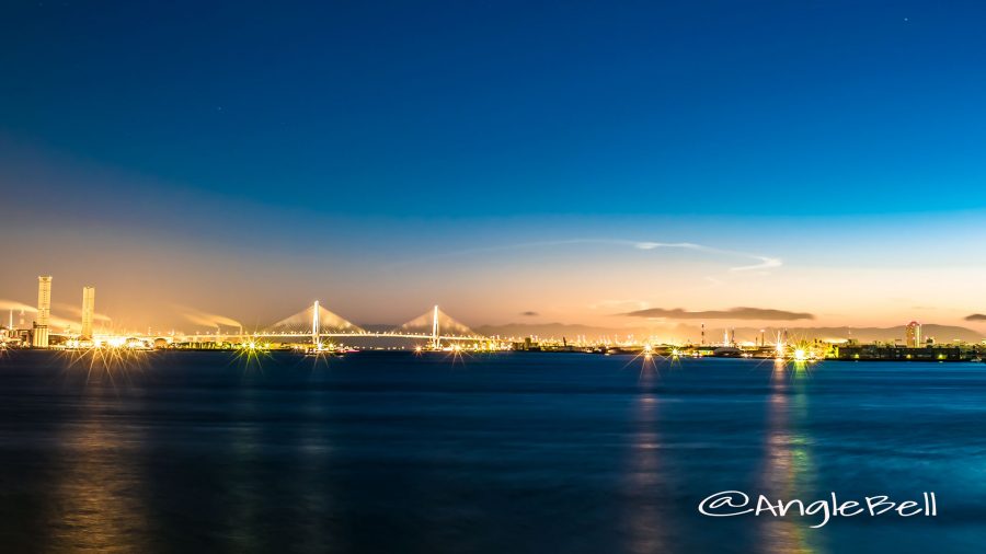 名古屋港 名港トリトンと工場の夜景
