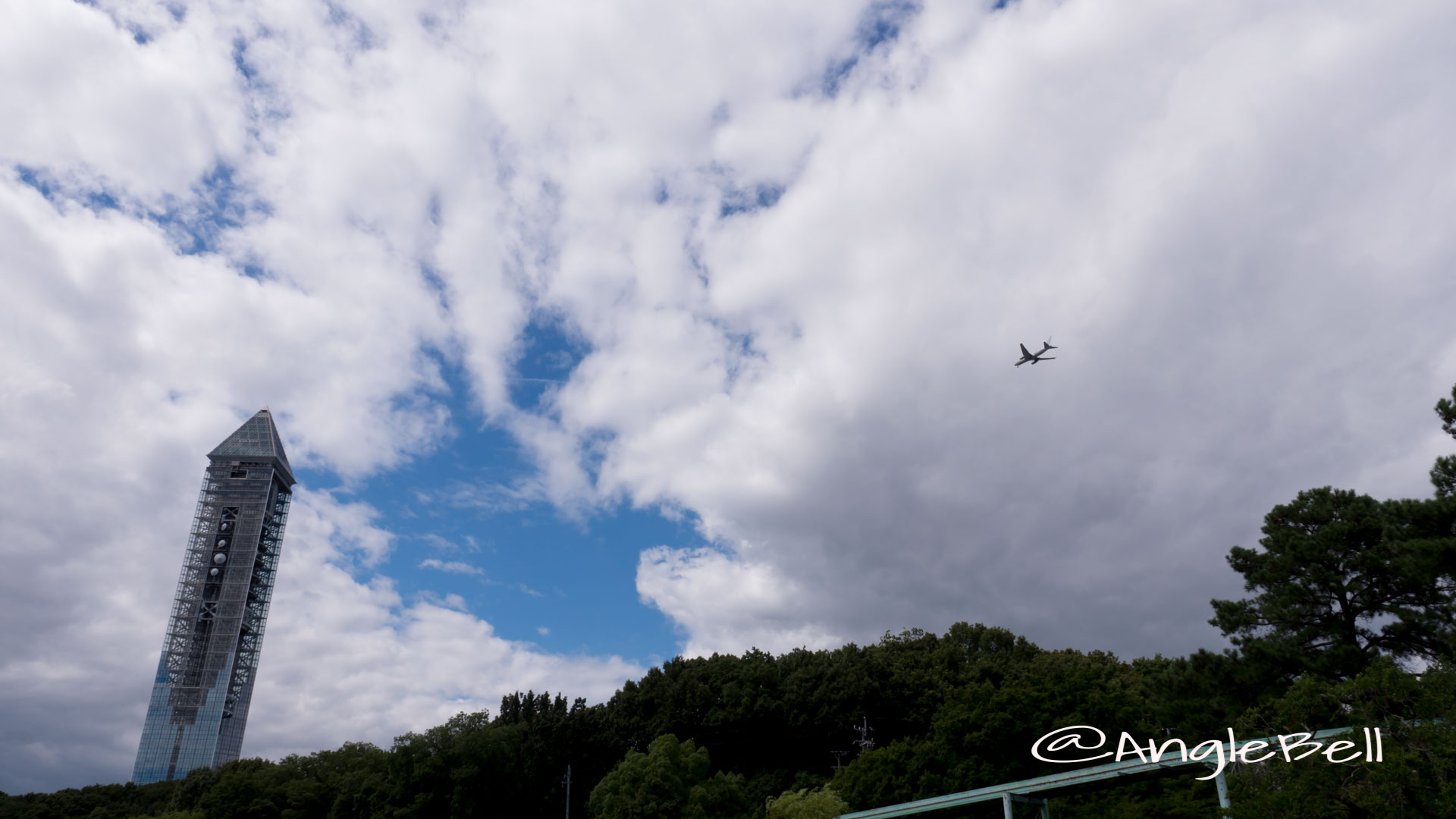 東山スカイタワーと飛行機