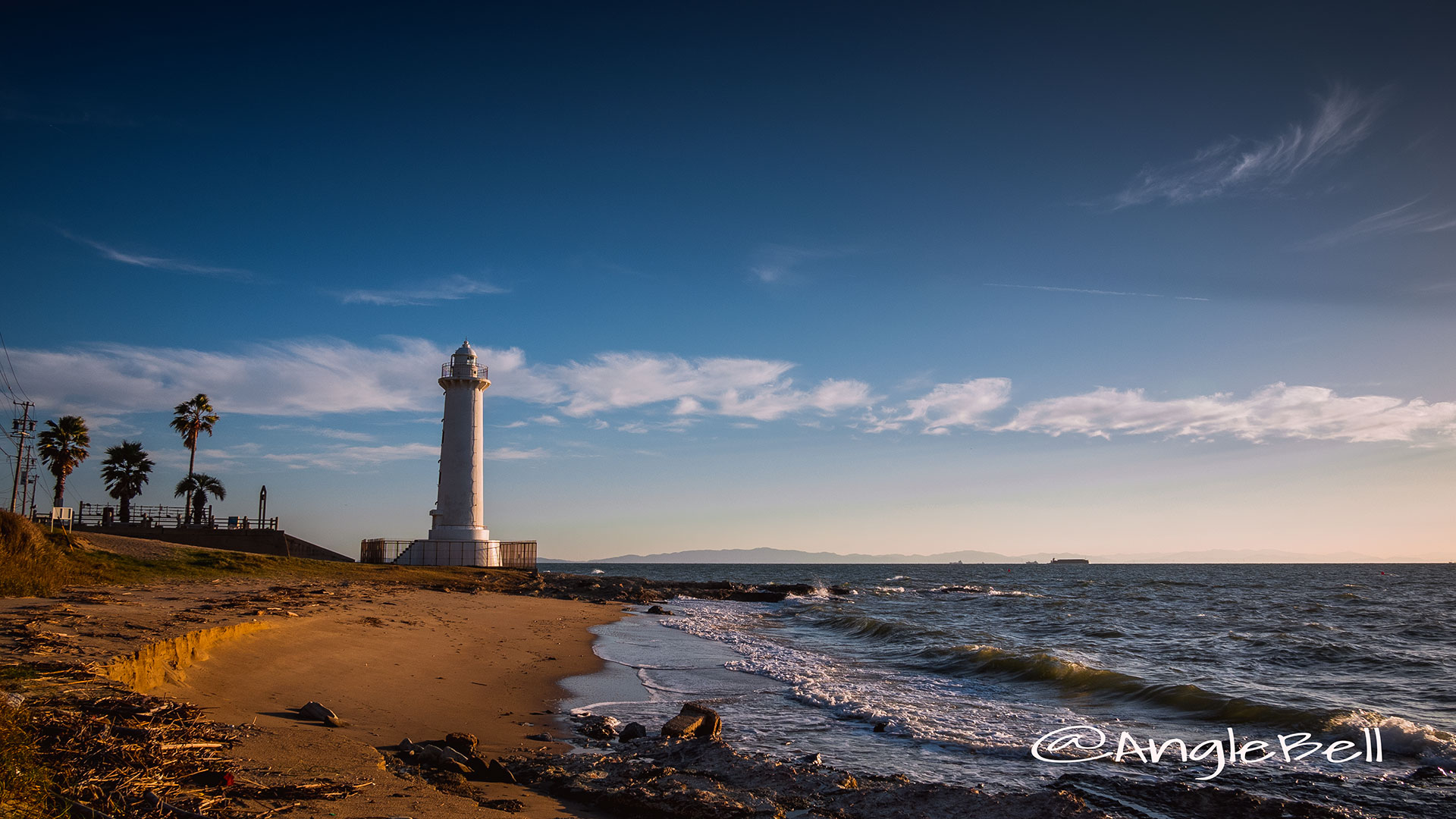 青空と秋の海 野間灯台