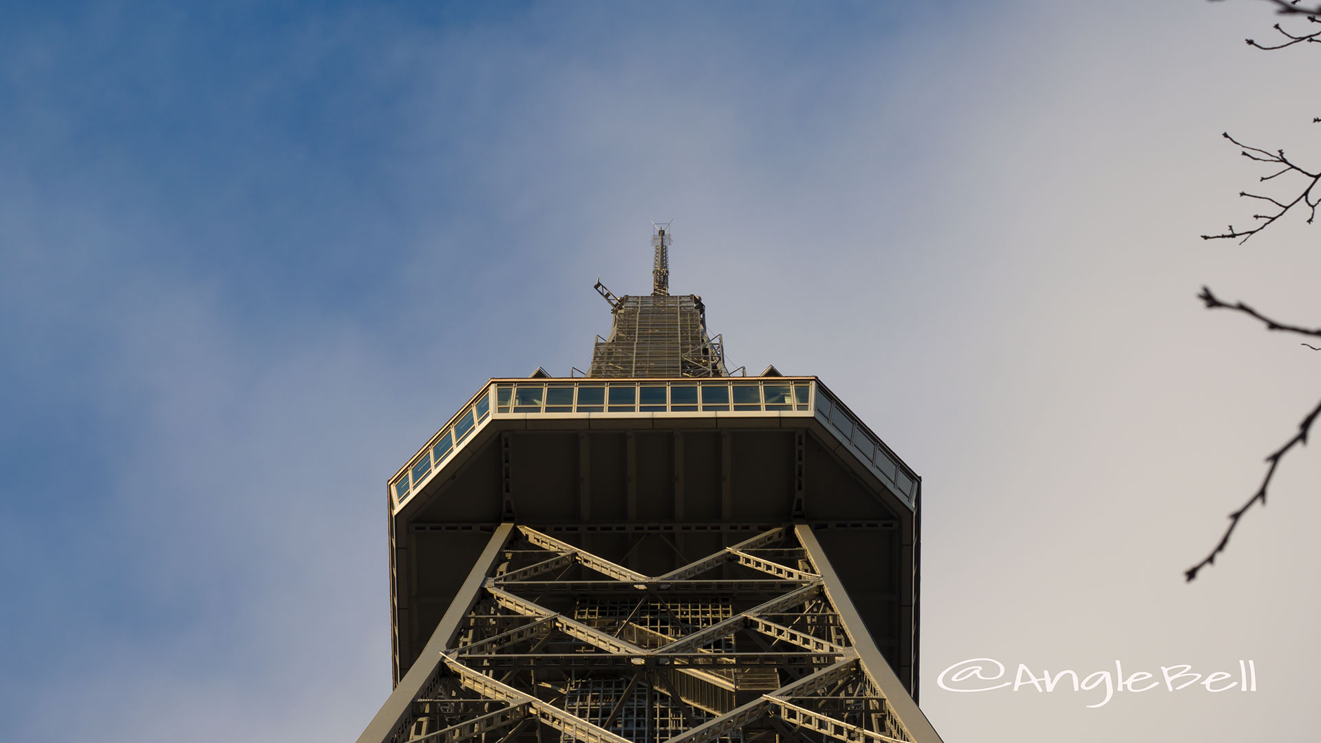 下から見上げる名古屋テレビ塔