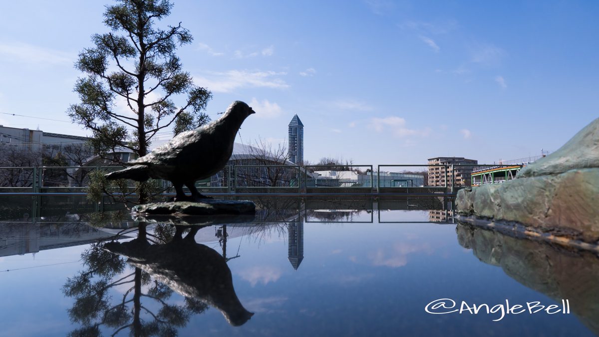 鳩の像と東山スカイタワー