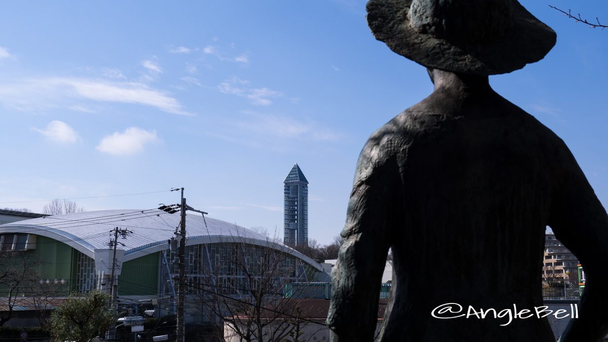 少女の像と東山スカイタワー