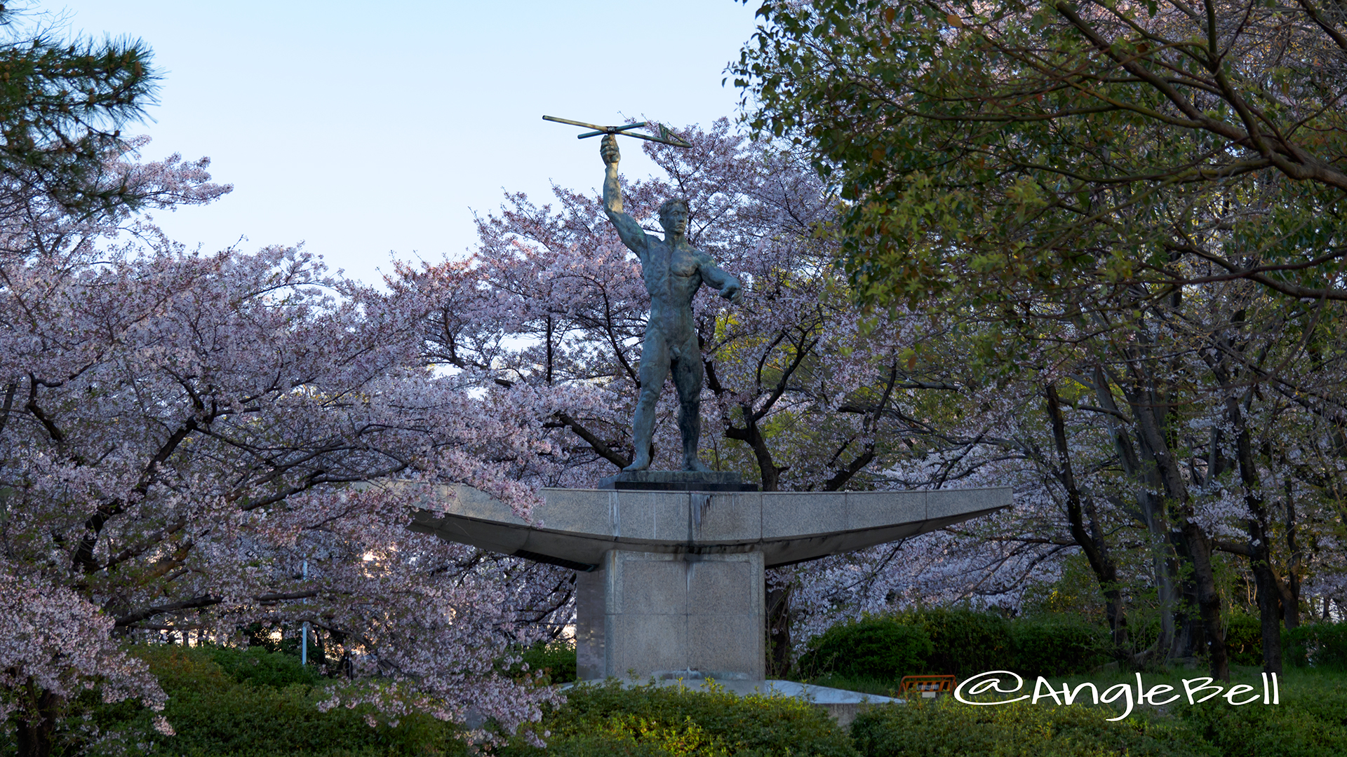 名城公園北園 青年像と桜