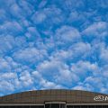 秋空 高積雲と愛知芸術文化センター