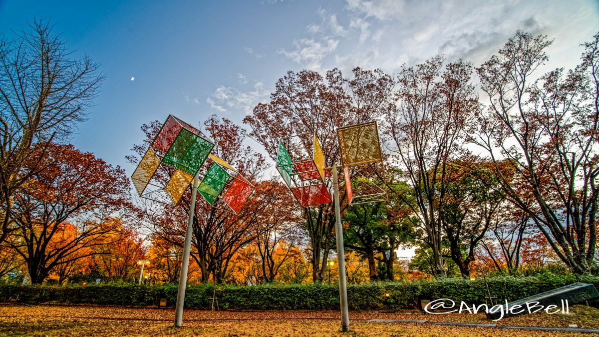 白川公園の黄葉と モニュメント 傾くかたち ― 四角柱と「風のまつり」