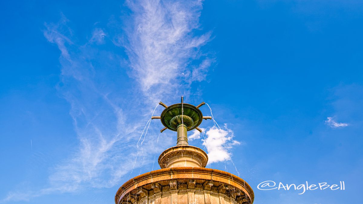 鶴舞公園 噴水塔 月と飛行機雲 と空 May 2020