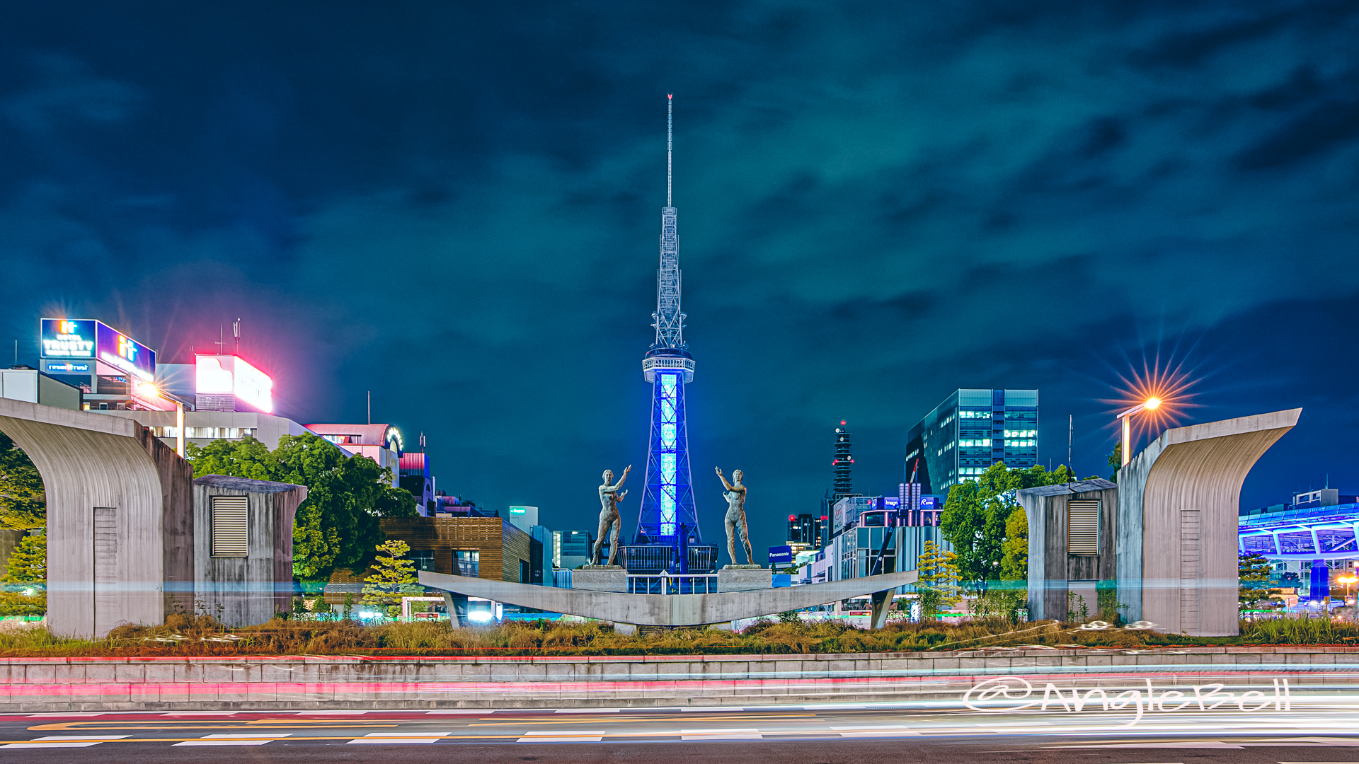 名古屋テレビ塔 (ブルーライトアップ)と双身像 May 2020