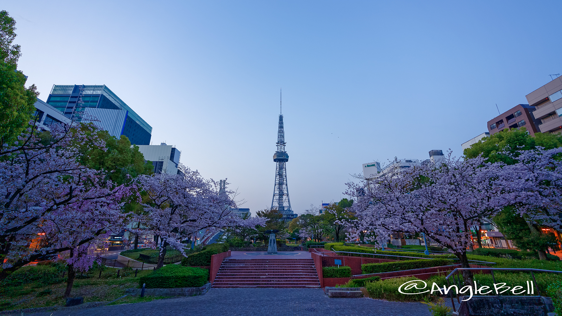 早朝 いこいの広場から見た名古屋テレビ塔と白頭鷲の像 March 2018