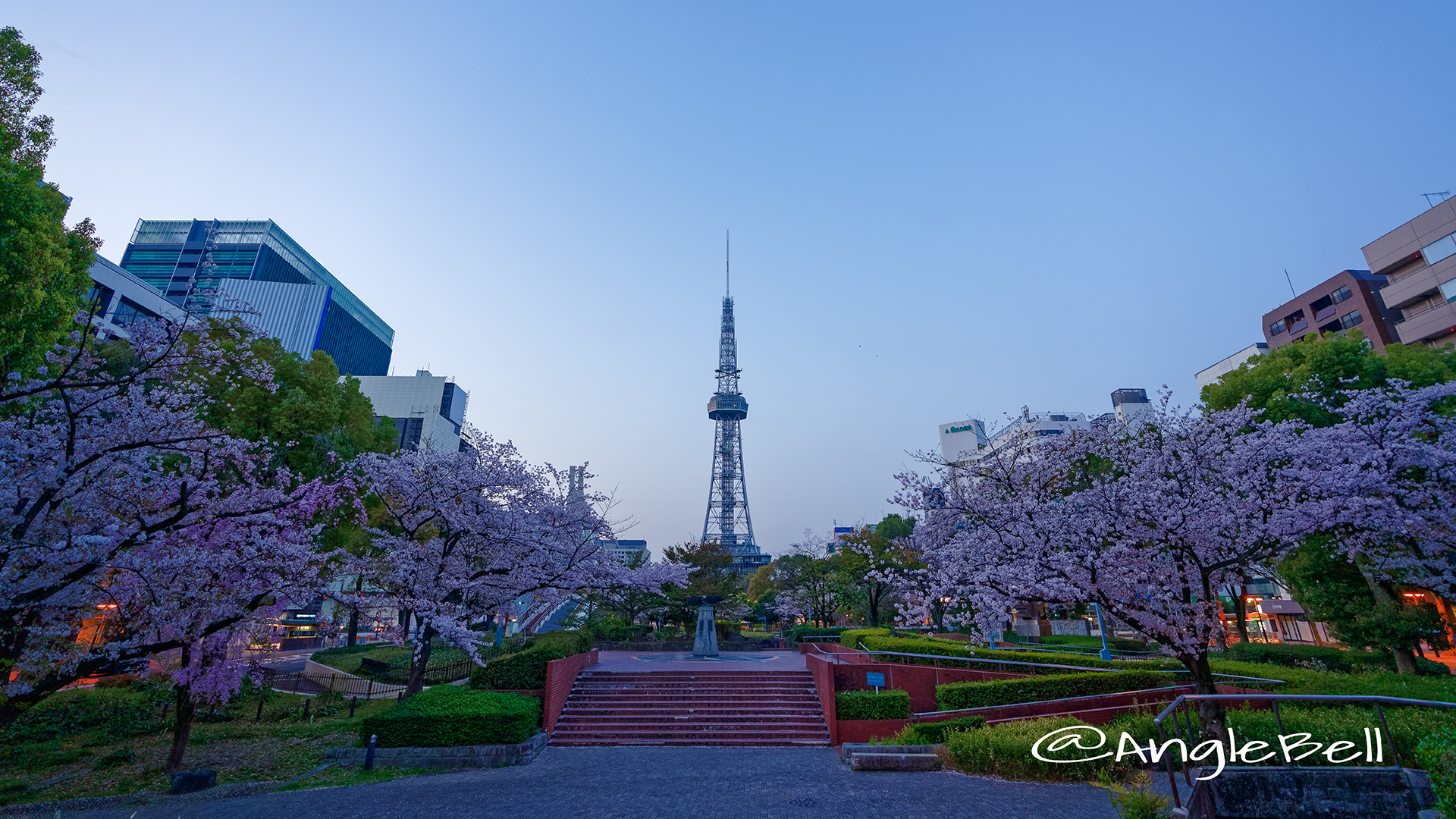 早朝 いこいの広場から見た名古屋テレビ塔と白頭鷲の像 March 2018