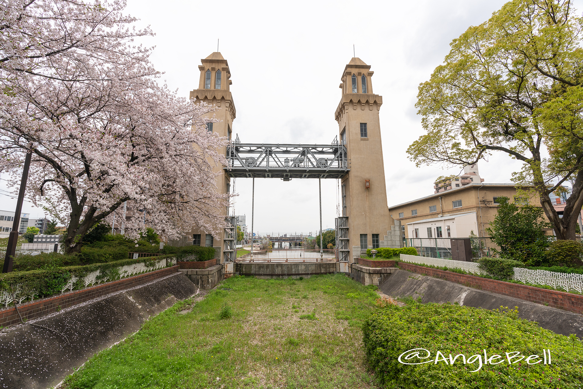 松重閘門公園から見る松重閘門と桜 2019