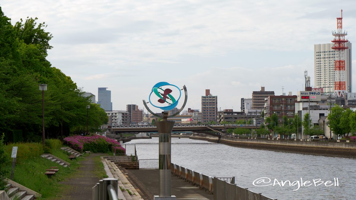 熱田記念橋から見る遊歩道 桜の木とツツジ