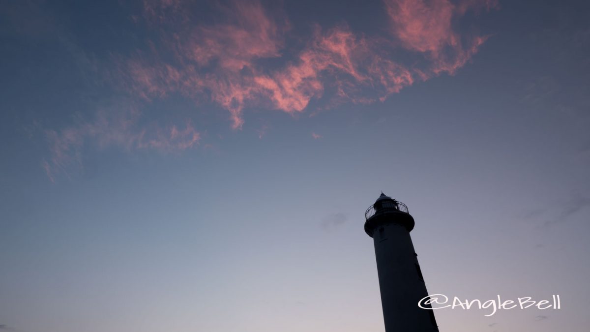 野間灯台と空