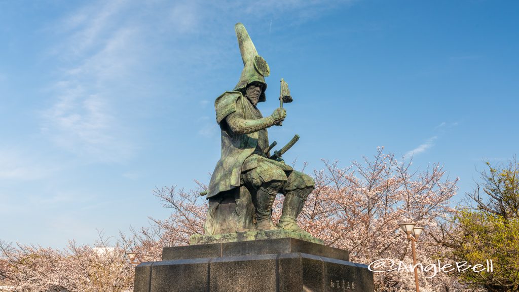 加藤清正像と桜 名城公園 2019